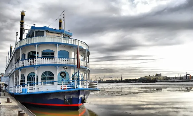 Signature Royal Cruise: From 250 USD/ pax