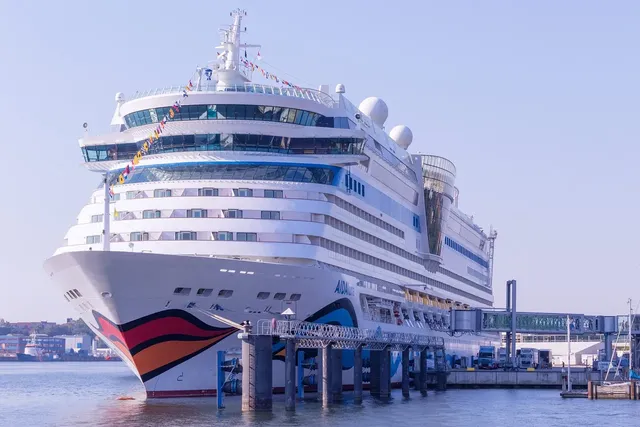 Signature Halong Cruise: From 138 USD/pax