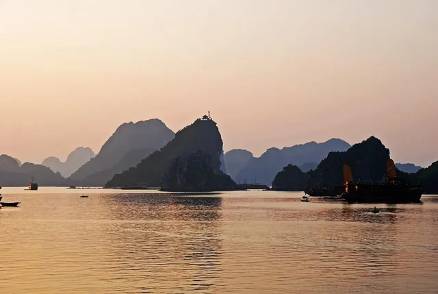 Swan Cruise to  Bai Tu Long Bay: From 117 USD/ pax