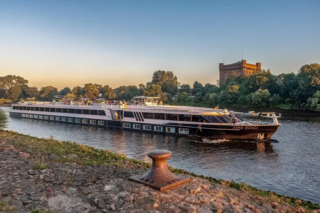 One Day Cruise - SIC Budget: 35 USD/ pax