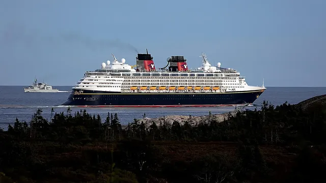 Signature Royal Cruise: From 250 USD/ pax