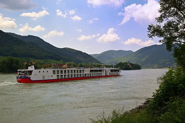 Viola Cruise to Bai Tu Long: From 139 USD/person