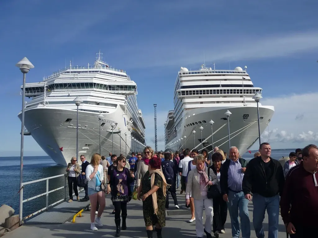 Charter Prince Junk: From 710 USD/ pax