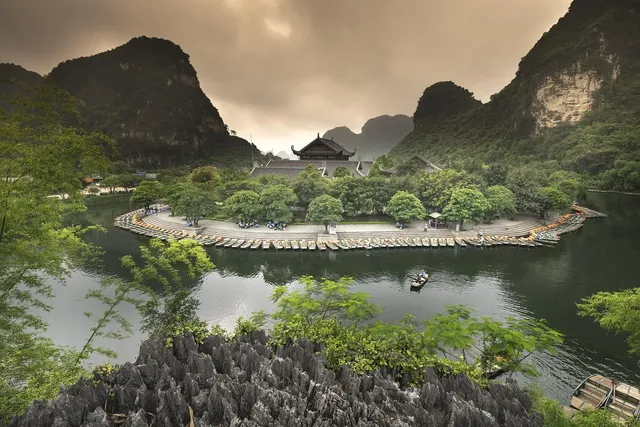 Hanoi – Hoa Lu - Tam Coc One day: 33 USD/ pax