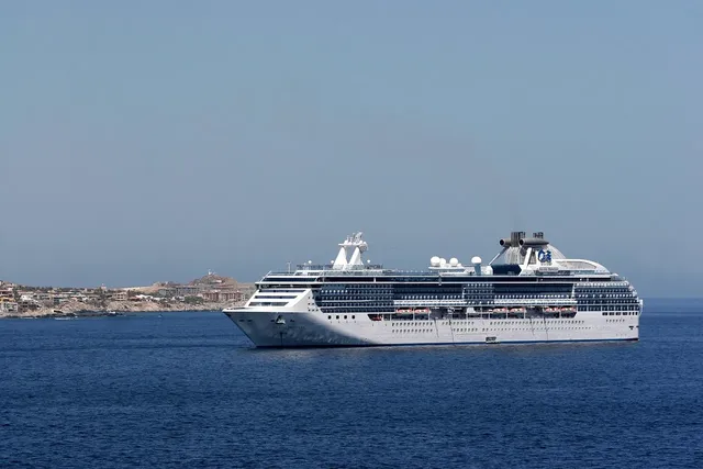 Charter Princess Junk: 908 USD/ pax
